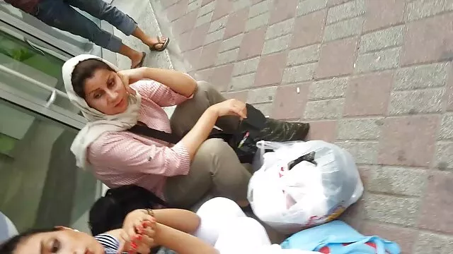 Az egyik srác misszionárius stílusban baszik meg indiai brutál szex videók barátnőjét