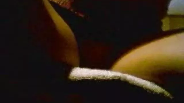 A fiatal felnőtt videók ingyen szuka Megan Reece egy nagy fekete kakason ül a kanapén.