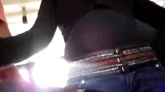 Vékony, sápadt barna, szájában öklendezéssel, vibrátorral szájba élvezés video ugratja a punciját