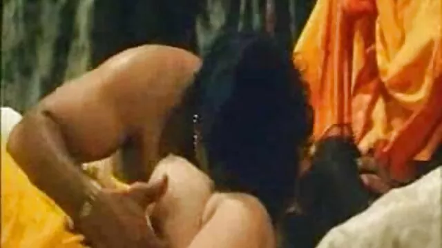 A gyönyörű menyecske, Katy és Paola megnyalják és ugratják egymás brutális sex videok punciját