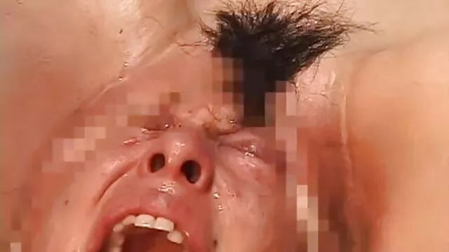 A kéjes barna harlow megfeszített hüvelyét ökölbe kapja szex ingyen video egy párás leszbikustól