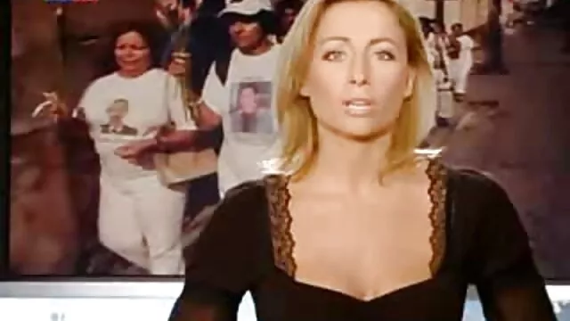 Sápadt bőrű amatőr lány nedves punci ujjaival dörzsöli beleélvezős videók