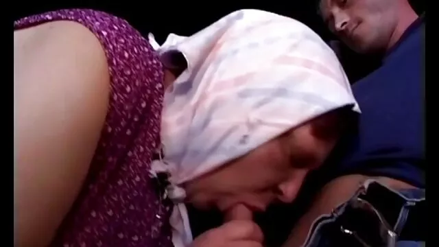 Barna skank Phoenix Marie lovagol és baszik misszionárius stílusban egy krémesre amatőr pornó filmek