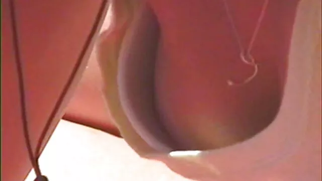 A silány, sápadt szőke lány keményen sex videok ingyen kalapálja a végbélnyílását a kis kanapén