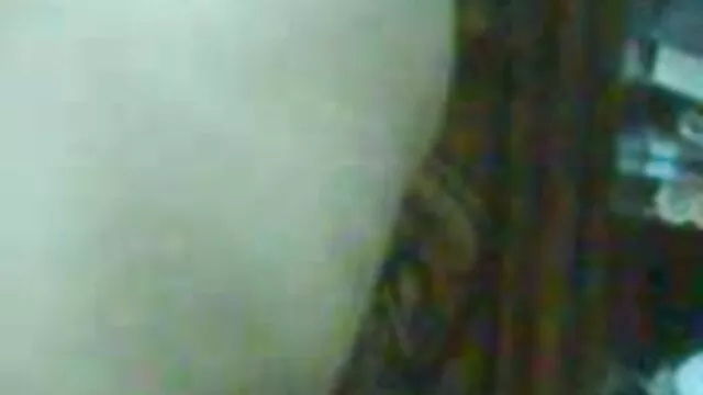 A slampos poeno videok és mocskos kurva megfúródik, és a fekete lány a kanapéra bök