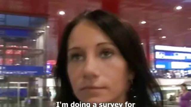 A karcsú amatőr barna nő szeret szopni meztelenül pózol, és a fürdőszobában dugja a melleit