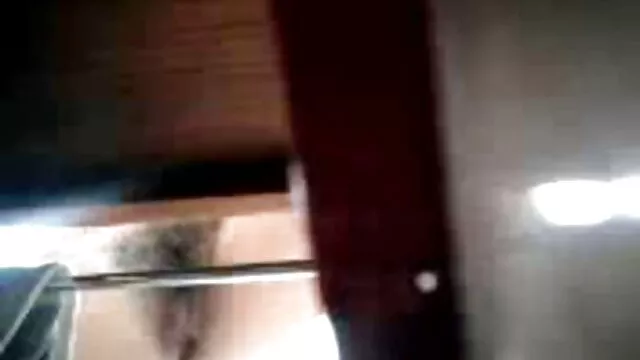 Széttáruló lábak széles szuka japán néger sex video ribanc Reiko Shimura elégedett a játékkal