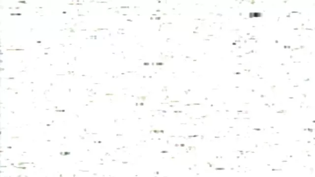 Két leszbikus csaj szex filmek osztozik egy fém vibrátoron két nedves punciért