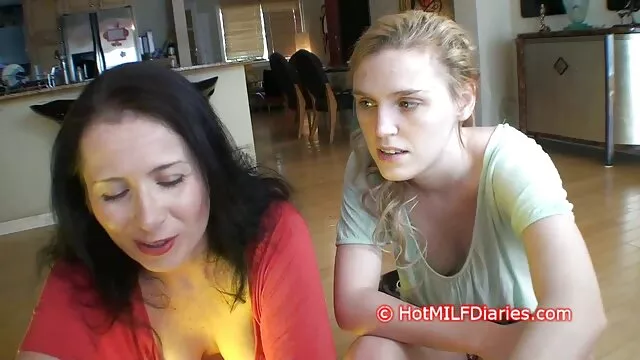A zsinóros természetes tinit masszázzsal párcserés sex video és vibrátorral ugratják