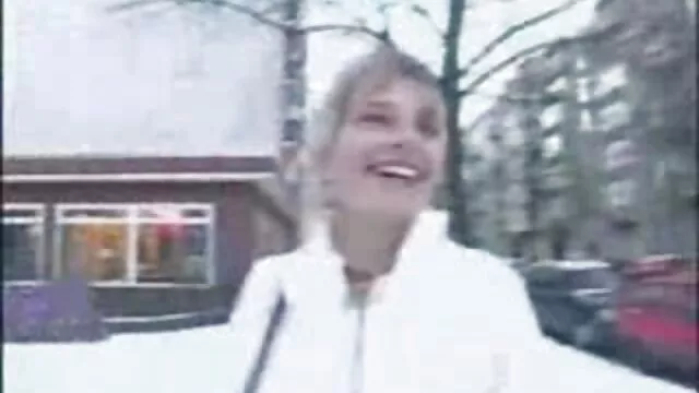 A felnötfilmek sápadt fehér csaj Amber Peach kapja a száját keményen pumpálva