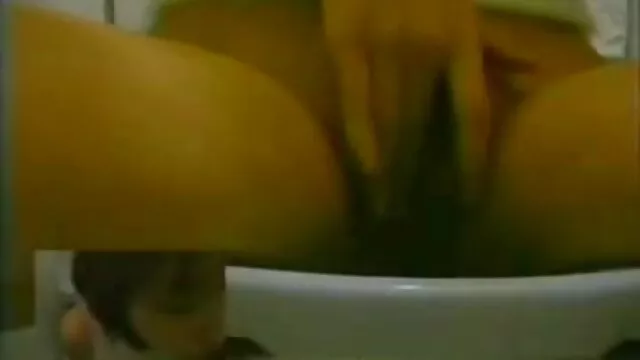 Barna fűzőben ingyen szexi videok széttárja a lábát, és finom vágást végez