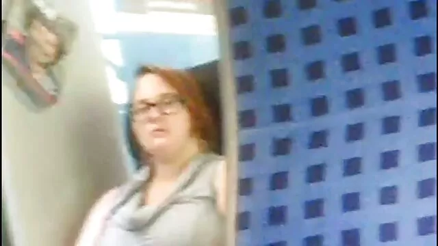 A vörös hajú csaj, Ella Hughes felfalja a farkát, és megvágta erotikus sex videok a hasát