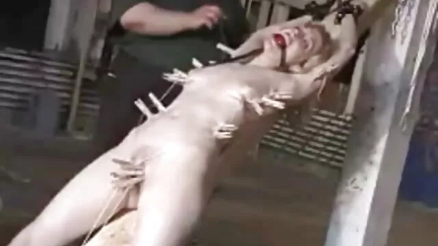 A izgató szex videók buxom szőke Britney Amber hátulról veszi Mia Mae strapon vibrátorát