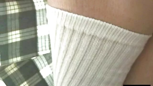 A kegyetlen úrnő megnyalja a szőke punciját, és megkorbácsolja a oralis szex video lédús fenekét