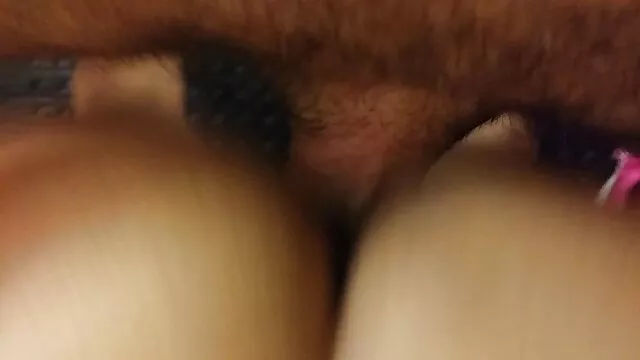 A perverz erőszakos sex video és slampos kurva Frida Stark megmutatja a seggét