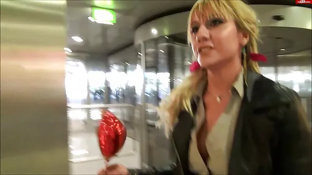 A kanos BBC lelkes szopást ad egy bő mellű barna ladyboynak melytorok videok