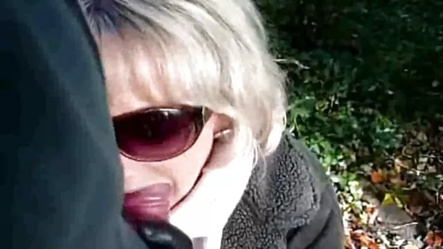 A kurva szőke gazdája lábát nyalja a puncinyalas videok konyhában