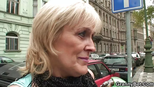 Szőke hajú kurva nagy étvággyal szexre fúj két szörnyű xekx filmek kakast