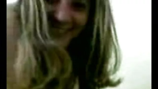 Az állkapocsra ejtő, zsákmányos csaj olajozott orális sex videok fenékarccal megszívja a kakast, és lefekszik