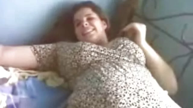Fekete, éhes csávó rejtett kamerás szex videók megnyalja Thea Marie zsákmányos ázsiai menyecske édes punciját
