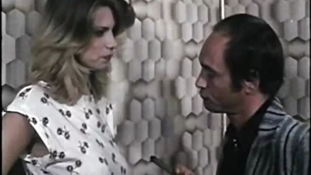 Félelmetes szar jelenet a sötét sexfilmekingyen hajú, busty shemale és a haverja által
