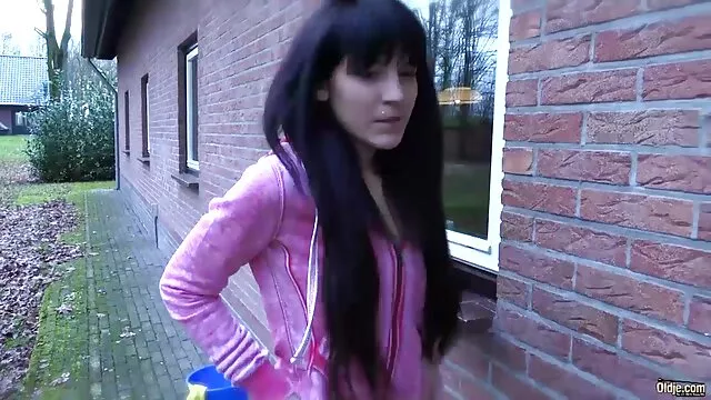 A slampos titkárnő szopást ad a főnökének az asztal megerőszakolós szex videók alatt