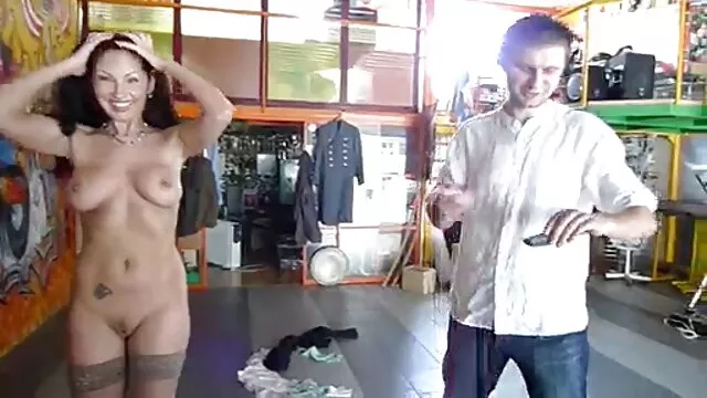 Érett ribanc és fiatal aranyos barna megosztása egy sex és porno filmek kakas