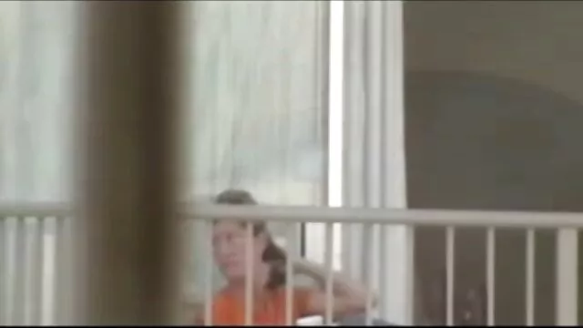Nedves porno filmek xxx fehér felső, amely hetyke melleket takar. Richelle Ryan lesz szar