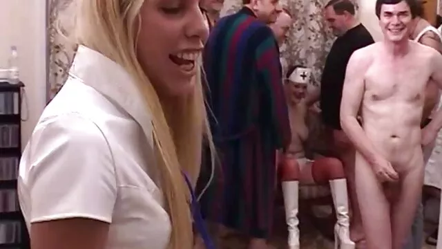 A félelmetesen punci videok perverz dögösök büszkén mutatják meg szexkészségeiket dögös hármasban