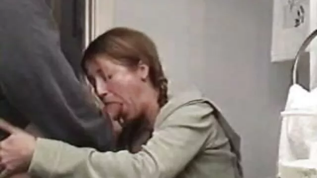 Egy kis cici tini aranyos arccal és apró indaerotika mellekkel, alig várja, hogy pornósztár legyen