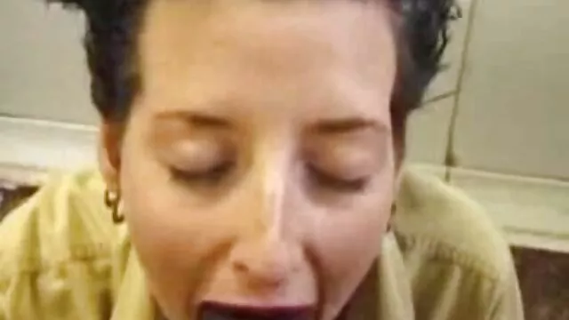 Jól halmozott, rejtett kamerás sex videok képzett szőke menyecske szopást ad egy fiatal srácnak