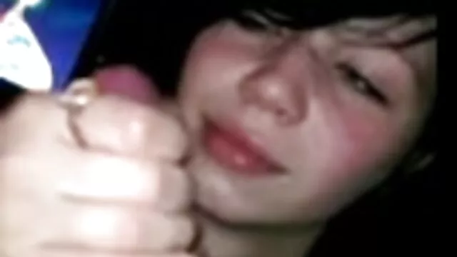 A perverz és mocskos kurva leveszi a ruháját a szar és a kukolos szex videok zuhany miatt