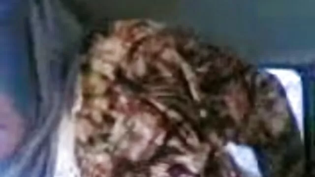 Zsákmányos slampos barna indiai csaj megbökik a kutyust és a misszionáriust új sex videok