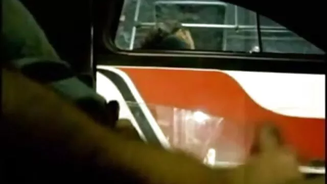 Lenyűgözően kurva szőke szőrű szuka mélytorok videó mindkét lyukát beüti