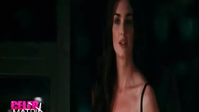 A szexvideo telhetetlen kanadai ribanc autóban maszturbál, és úgy filmez, ahogy csinálja