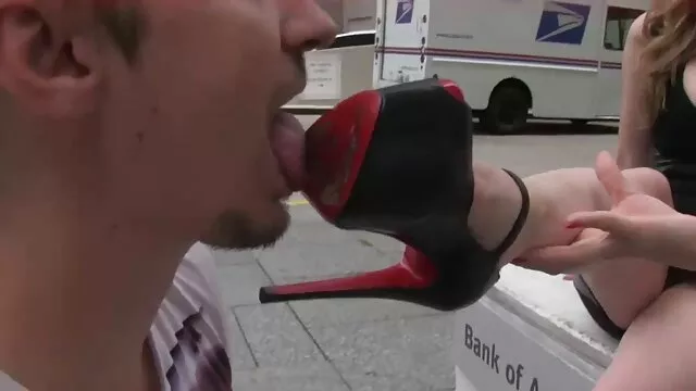 A testes MILF porno videok ingyen vaskos háttal és nagy mellekkel egyre szar kutyus stílusban van