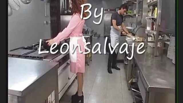 A fiatal hercegnő, Yuko Ogura pózol a amator hazi videok kamerán, és megmutatja friss és szexi testét