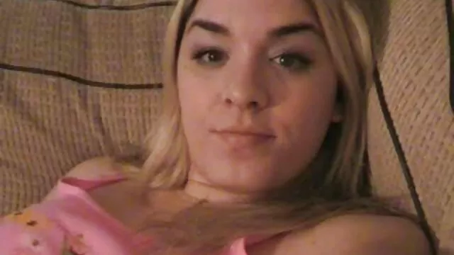 Az anális porno videok ingyen őrült csaj, Lusy Riot hatalmas farkat vesz az anális lyukába