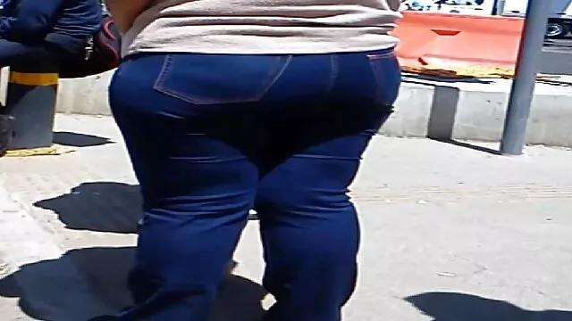 Szép testű, mocskos barna nő amatőr szex videók a bárban.