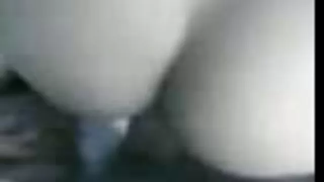 A perverz karcsú Jessi Summers szopást biztosít a srácnak az sexi videok ingyen autóban