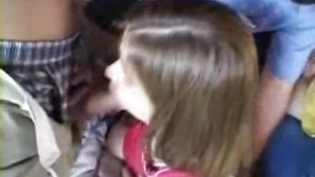 Gyönyörű kis cici barna megnyalja a punciját és megfúrja maszturbáció video