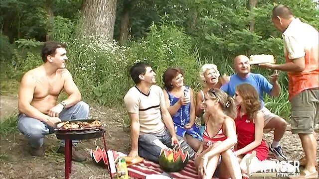 Bekötött szemű, csábító szőkék nagy mellekkel, hosszú, masszív farkat csaladi sex videok szívnak