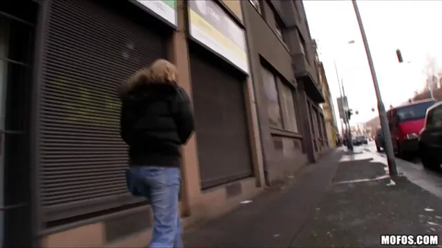Kedves tini kis mellekkel szex masszázs film Jessie Saint átöltözik