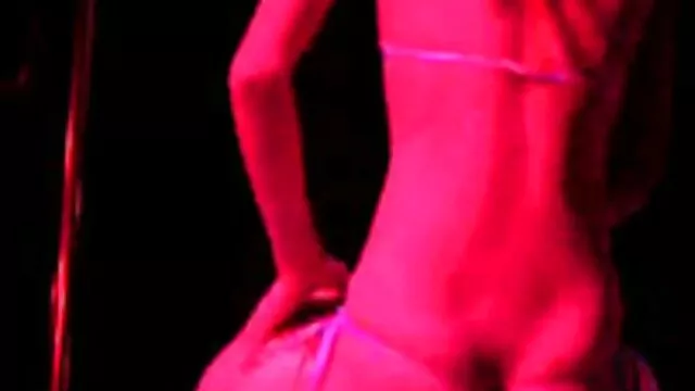 A nyavalyás és köcsög szukák szép szamárral szeretik szopni a szex videok farkat