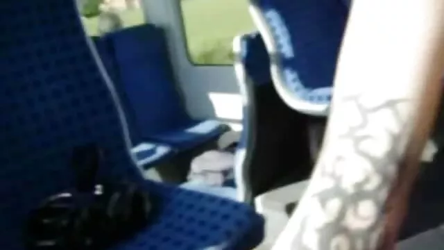 Az aranyos és szexi csaj Kat Young örömmel tölti el átázott kukolos szex videok punciját az irodában