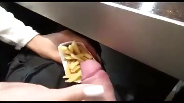 Nagy mellű barna menyecske két kincs fiúnak örül az ágyban puncis videók