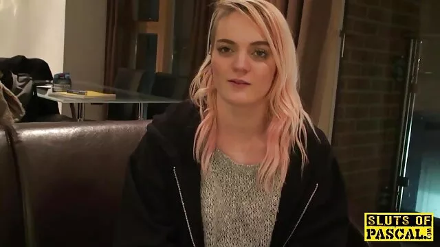 Két sercegő leszbikus sikket kap egy falánk csávó egy hármas szexvideóban kemeny porno videok