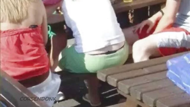 Az elkényeztetett előkelő barna megdörzsöli a vizes pináját egy prno videok kanos bajuszos csávó