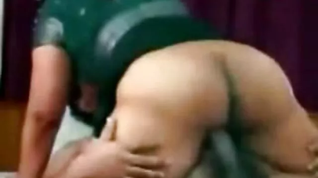 Mocskos kurva fehér szexi ruhában lovagol egy kakast a leszbi szex videók padlón.
